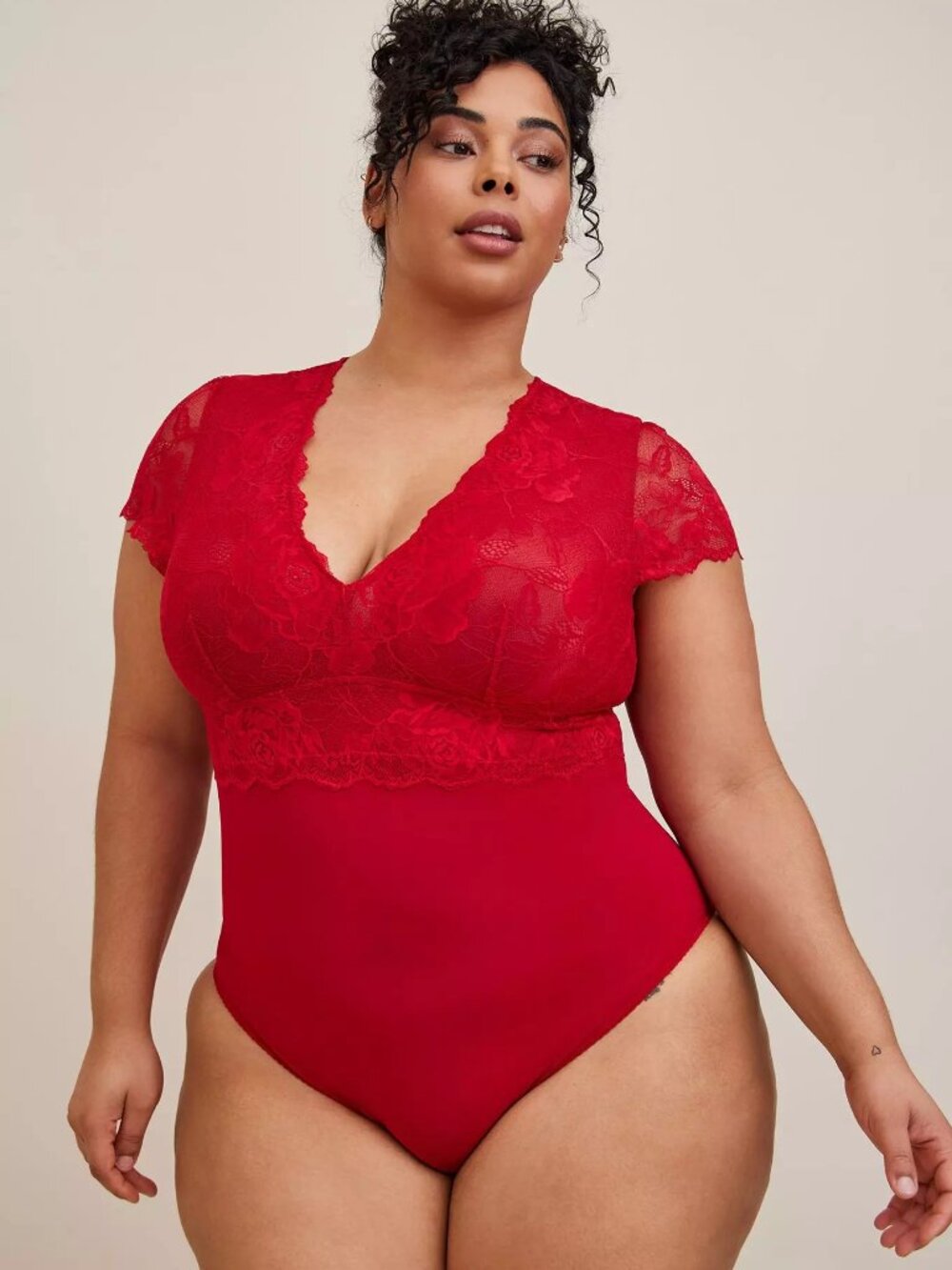 TORRID Floral Lace Short Sleeve Bodysuit Size 2 NWT